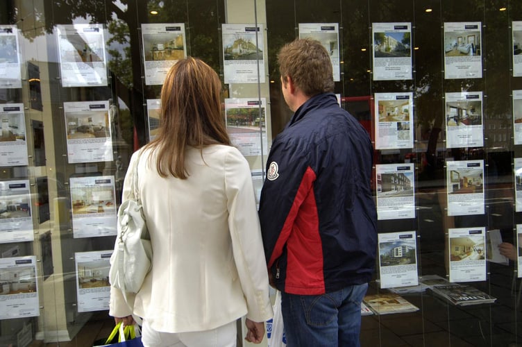 File photo dated 02/09/08 of a couple standing outside an estate agent's window. The number of people taking their first step on to the property ladder with a mortgage last year is estimated to have topped 400,000 for the first time since 2006. Issue date: Tuesday January 4, 2022.