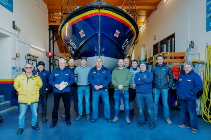 Rowers return to New Quay to thank rescuers