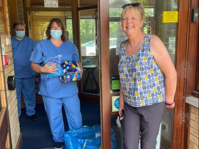 Lampeter Mayor Cllr Helen Thomas delivered ice lollies and bags of ice to Hafan Deg, to help residents beat the heat.