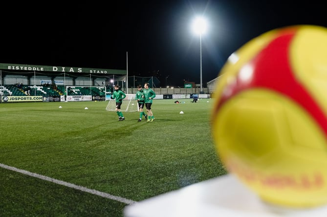 ABERYSTWYTH, WALES - 01 FEBRUARY 2022: Teams warm up during the JD Cymru Premier league fixture between Aberystwyth Town F.C & Haverfordwest County A.F.C and  Aberystwythâs 1000th league game in the Cymru premier devision, Park Avenue Stadium, February 1st, 2022, Aberystwyth, Wales (Pic By John Smith/FAW)