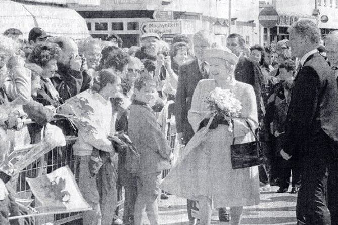 The Queen received a warm welcome from several hundred well-wishers on her walkabout in Alexandra Road in Aberystwyth