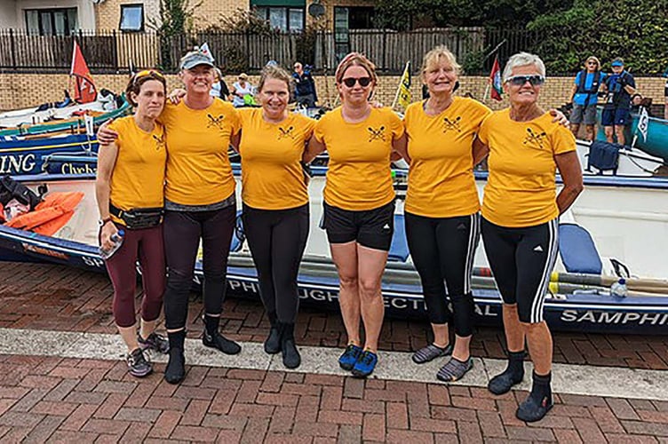 The Aberdyfi Rowing Club women’s crew on the banks of the Thames for London Great River Race 2022