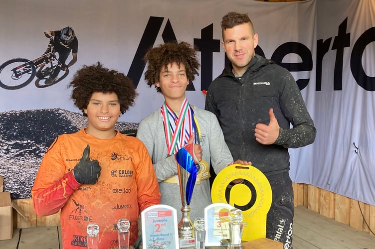 Nathan and Ruben de Vaux with professional racer Dan Atherton 