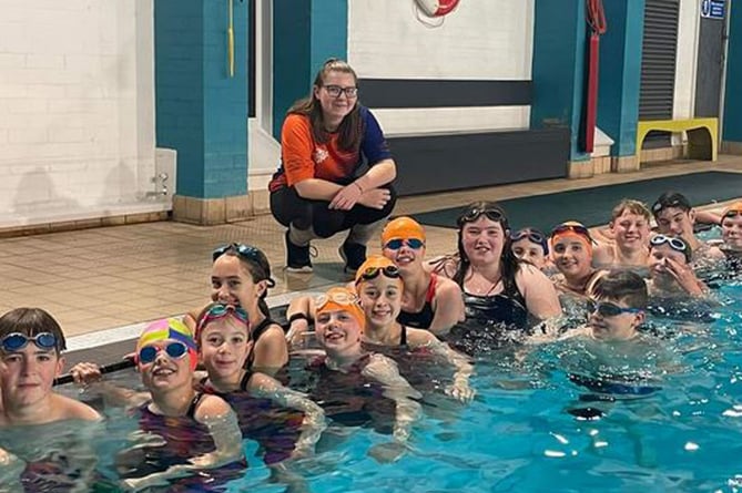 Tirion Sherman-Higgs, who has won a Swim Wales Young Volunteer of the Year 2022 award, with ADASC swimmers 071222