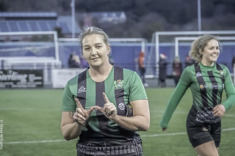 Tania Wylde earned a point for Aberystwyth Town Women with a very late equaliser
Aberystwyth 3 TNS 3 Genero adran premier 01 12 22