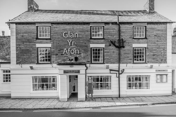 GLan yr Afon