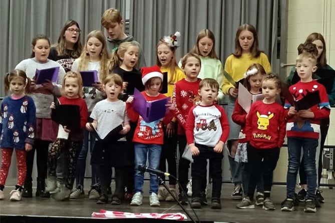 Ysgol Sul Rhydfendigaid yn Canu Carolau yn y Farchnad Nadolig ym Mhafiliwn Bont