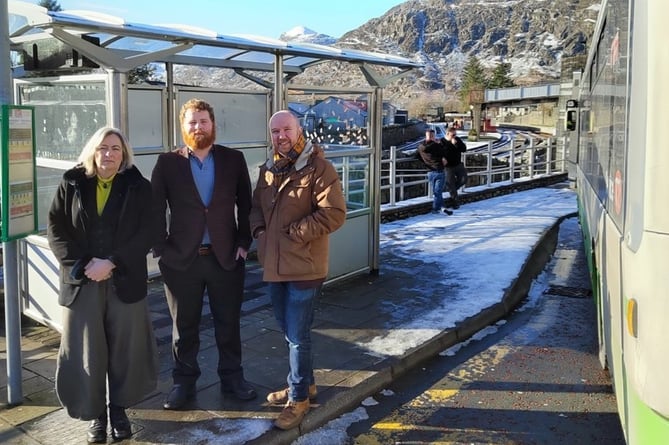 Mabon ap Gwynfor MS joined Dywfor Meirionnydd MP and Plaid Cymru’s Parliamentary leader, Liz Saville Roberts, as well as Blaenau Ffestiniog Gwynedd councillor, Elfed Wyn ap Elwyn (middle), in the town on Friday to discuss the situation