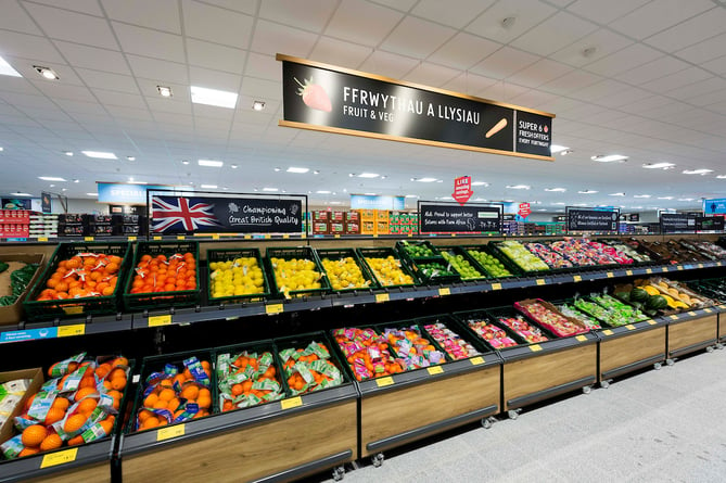 41654  MCCANN     29/10/20

ALDI Ruthin Grand Opening â Thursday 29th October 2020.

Picture by Chris Bull / UNP