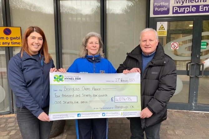 Bronglais fundraising officer Paige Denyer, Aberystwyth Athletics Club’s Anita Worthing and Cambrian News editor Mick O’Reilly