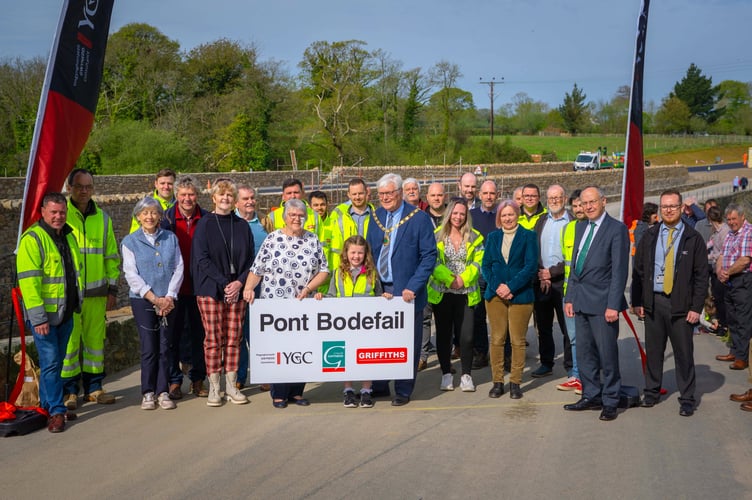 Buan and Efailnewydd councillor, Anwen Davies, Magi Griffiths, Ysgol Pentreuchaf, and Elwyn Jones, Gwynedd Council chair were among those at the opening of the bridge