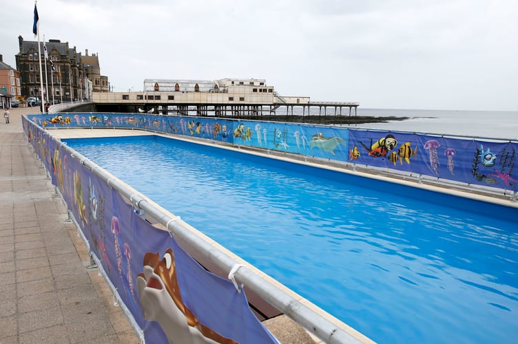 Paddling pool on the promenade. APJ30719 Pic 5, 3-7-14 Ref Tom, Photo Arvid Parry Jones.      