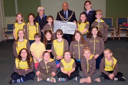 Mayor presents cheque for £400