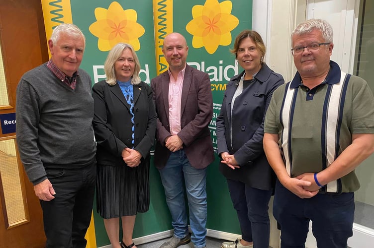 Former Plaid Arfon AM, Alun Ffred Jones, Liz Saville Roberts MP, Mabon ap Gwynfor MS, Cllr Nia Jeffreys and Cllr Arwyn Roberts (Mrs Saville Roberts' election agent).  