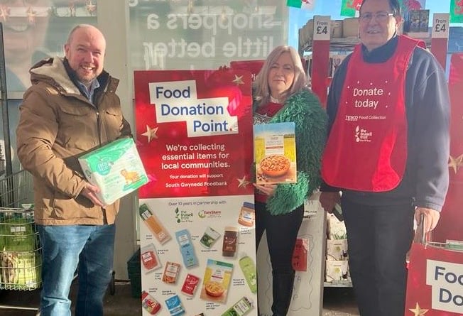 Mabon ap Gwynfor MS and Liz Saville Roberts MP with Dave Hooper of South Gwynedd Foodbank - at the TESCO food collection in Porthmadog