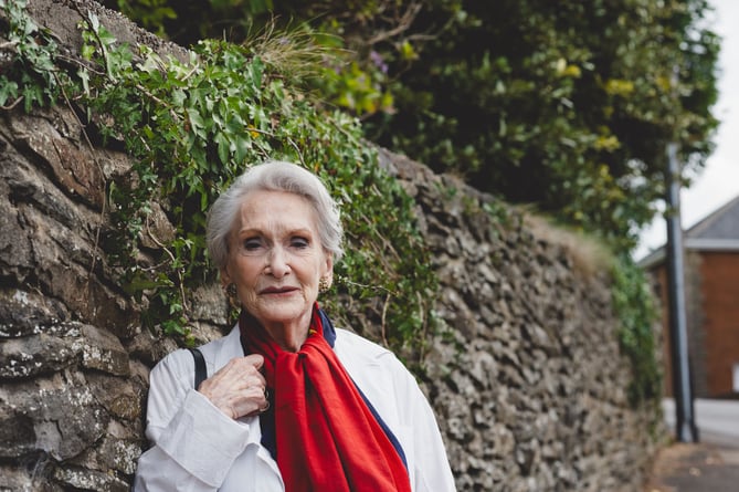 Yr actores eiconig o Gymru, y Fonesig Siân Phillips