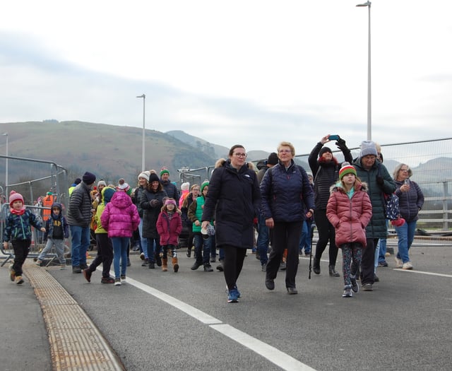 Hundreds become first to walk across the new Machynlleth bridge