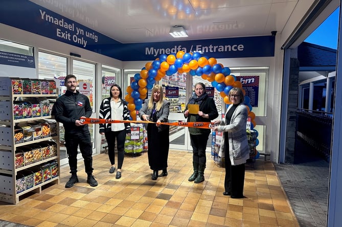 The opening of Porthmadog's B&M store took place at 8am this morning