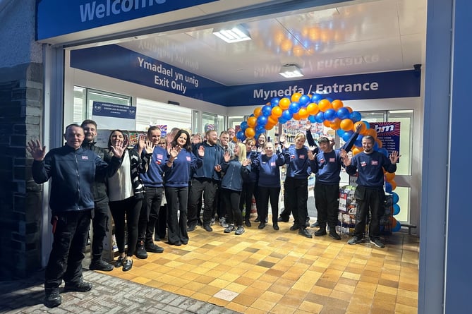 B&M Porthmadog staff at the opening of the new store