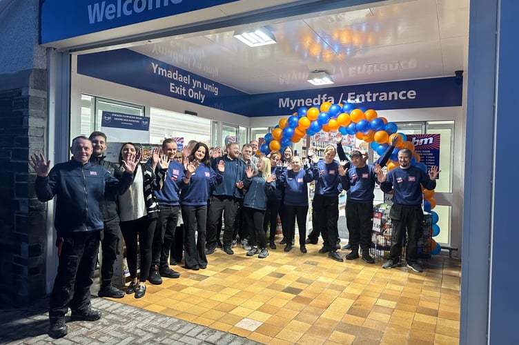 B&M Porthmadog staff at the opening of the new store