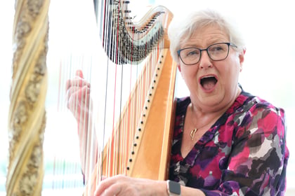 Emotional reunion for harpist Elinor Bennett and former choir member