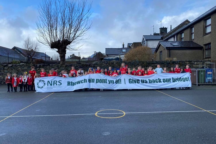 Pupils at Ysgol Bro Hedd Wyn are calling for the restoration of the footbridge over Llyn Trawsfynydd