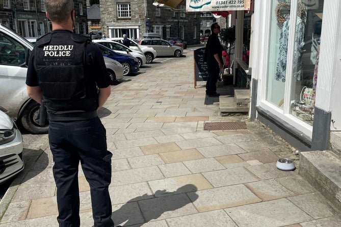 PCSO Shannon and PC Tom from Dolgellau Policing Team have visited a number of businesses in Dolgellau this week as part of Op Sceptre