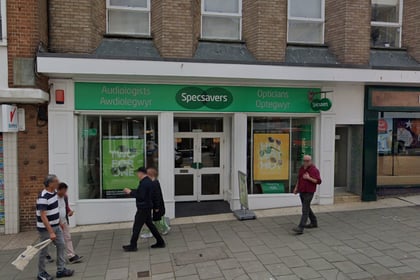 Aberystwyth Town Council objects to Specsavers' English only signs