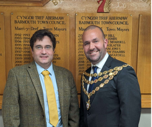 Retiring mayor Cllr Owain Pritchard hands over to newly elected mayor Cllr Adam Hills