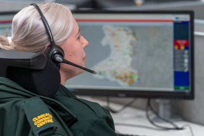 999 call handler says caller threatened to stab her