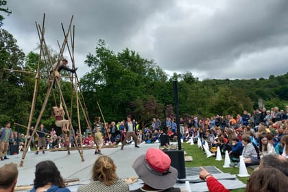 Circus entertain Mach crowd with fantastic free show