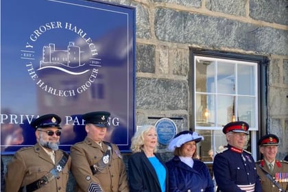 Harlech unveils blue plaque for war hero