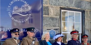 Harlech unveils blue plaque for war hero