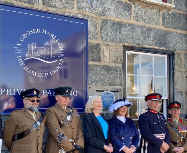 Harlech unveils blue plaque for war hero