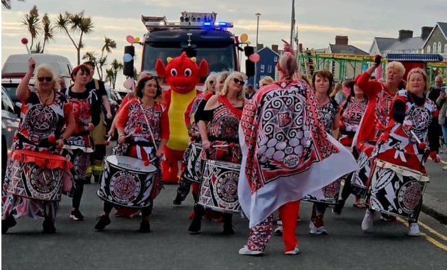 Friday night's carnival procession was led by Batala Bermo. Photos: We Love Green Spaces in Barmouth and Simply Barmouth