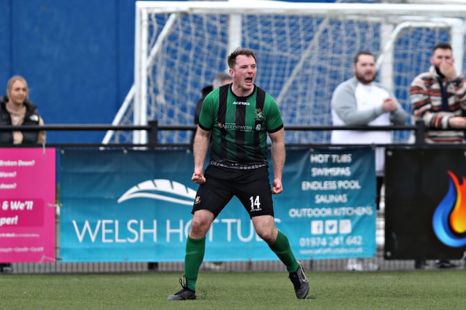 Steff Davies is to enjoy a fifth season at Park Avenue