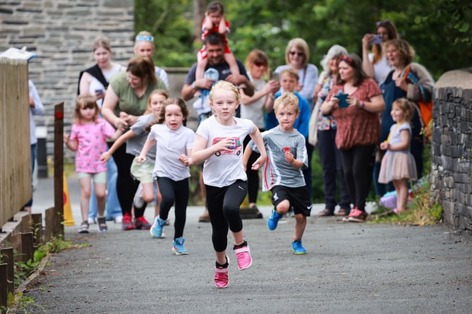 RACE THE TRAIN  CORRIS



Copyright:
Dan Jones Images
dan@danjonesimages.co.uk
07939439200

06/07/2024