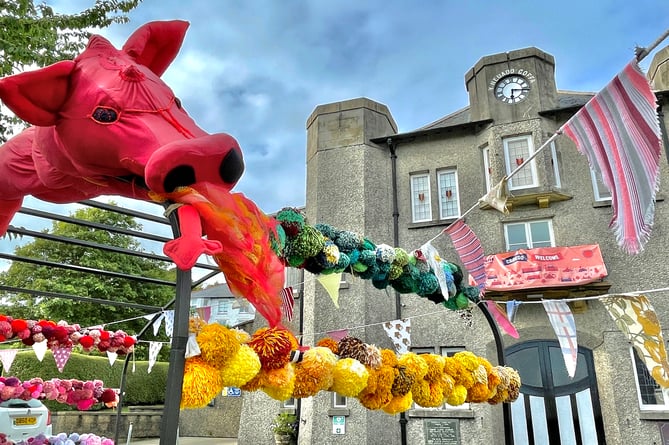 When the Eisteddfod came to Criccieth last year, visitors were greeted with flags, bunting, colourful displays in empty shops, post boxes covered in knitted ‘toppers’, a dragon and pom pom arch, a painted ‘friendship bench’ and more