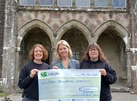 Walk raises £1,000 for colorectal services