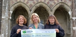 Walk raises £1,000 for colorectal services