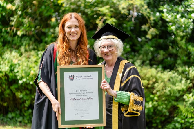 Manon Steffan Ros with Pro Chancellor Professor Dame Elan Closs Stephens