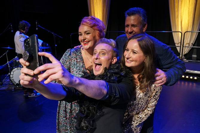 Can Gyda fy Arwr with H from Steps - S4C
Singing with my Hero
Park and Dare Theatre. 27th September 2023
Ian Watkins (H) Steps
Carys (H Superfan)
Bronwen Lewis
Rhys Meirion.
PHOTO BY ALISTAIR HEAP