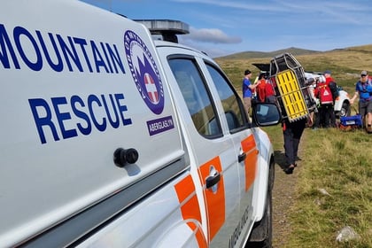 Aberglaslyn Mountain Rescue Team help hiker with injured leg