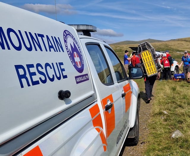 Aberglaslyn Mountain Rescue Team help hiker with injured leg