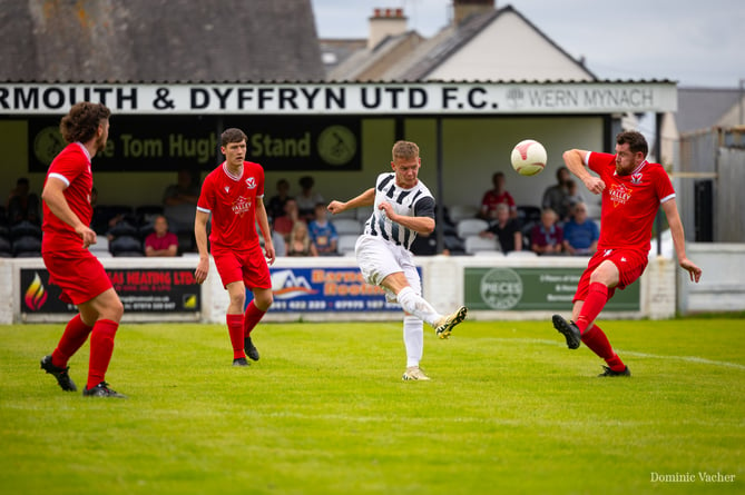 A midfield tussle on the immaculate Wern Mynach surface (Photo: Dominic Vacher)