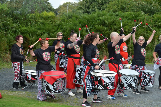 Refreshments were served to the lively music of the Batala Bermo.