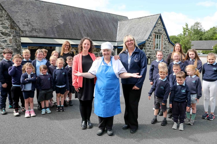 Harlech Foodservice
Ysgol Llanystumdwy
Head teacher Christine Baker-Jones, cllr Menna Trenholme, School cook Alison Green, Head of Procurement at Harlech Foodservice Ursula Scurra-Price and classroom assistant Jean Evans with happy pupils