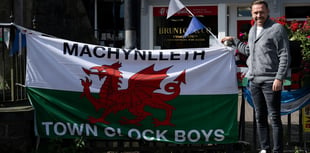 Cymru manager Craig Bellamy visits Machynlleth to honour Owain Glyndŵr