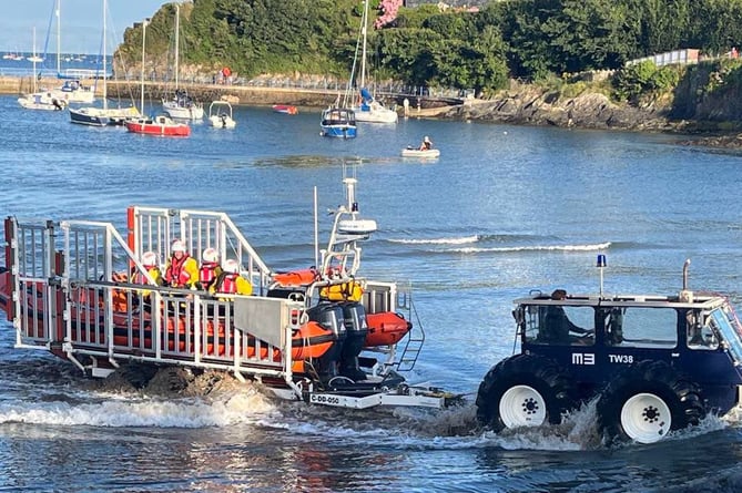 Abersoch inshore lifeboat returns to shore