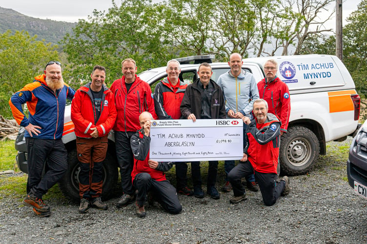 Purple Moose Brewery present Aberglaslyn Mountain Rescue Team with a cheque for £1,098.80